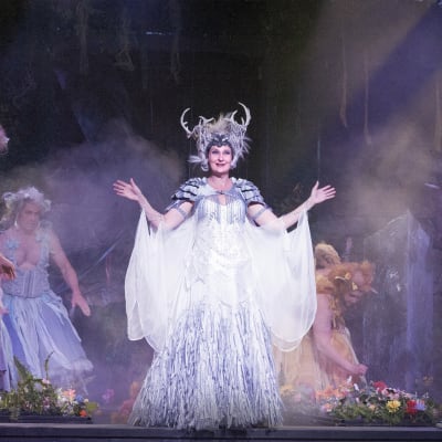 Minna Suuronen som Titania i Ryhmäteatteris uppsättning av En midsommarnattsdröm.