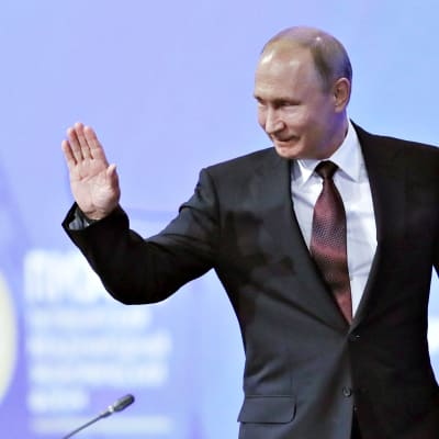 Venäjän presidentti Vladimir Putin kommentoi jatkohalujaan Pietarin talousfoorumissa.