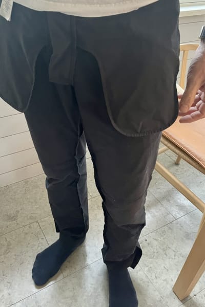 Anders Adlercreutz iklädd aviga byxor.