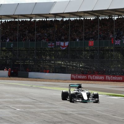 Lewis Hamilton kör i mål på Silverstone