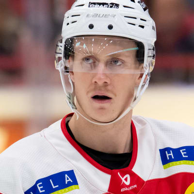 Will Graber glider på isen.