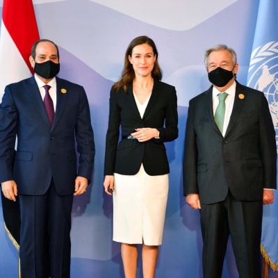 Egyptin presidentti Abdel Fattah el-Sisi (vasemmalla) ja Suomen pääministeri Sanna Marin Egyptin ilmastokokouksessa 7. marraskuuta 2022.