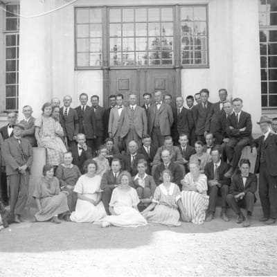 Personalen i Pargas Kalkbergs Aktiebolag på kontorets trappa våren 1923.