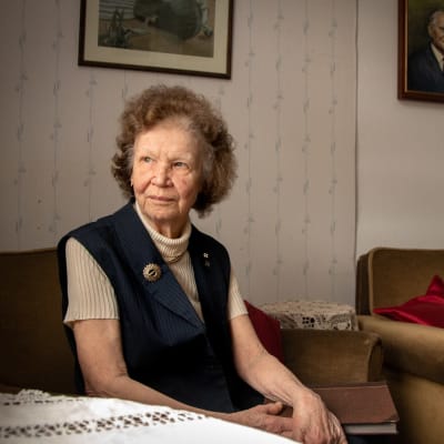 Lähes 90-vuotias Pirkko Kauppinen istuu sukunsa kirjakaupassa nojatuolissa ja katsoo ikkunasta ulos.