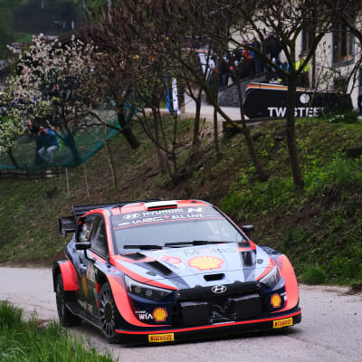 Hyundain Ott Tänak vauhdissa Kroatian MM-rallissa 2022.
