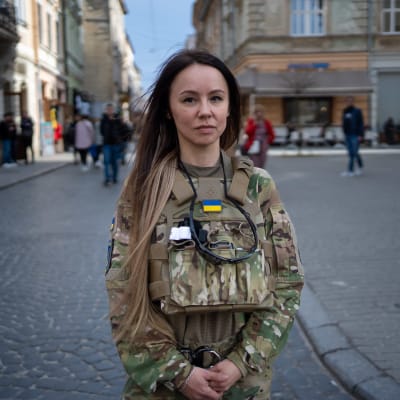 Potrettikuva Sandra Andersen Eirasta, joka seisoo Lvivin kadulla sotilasasussa.