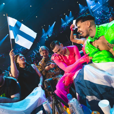 Hetki kun Suomi saa 12 pistettä Käärijän green roomissa. Kuvassa vasemmalta Emil Tiukkanen, Ida Karimaa, Fredrik Ryman, Matti Myllyaho & Jere Pöyhönen.