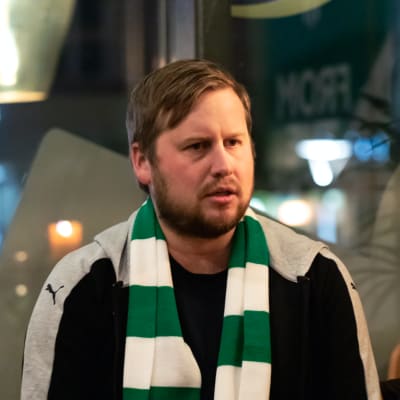 Jussi Leppälahti med en grönvit halsduk på sig.