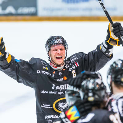 Kärppien Lasse Kukkonen tuulettaa kädet pystyssä.