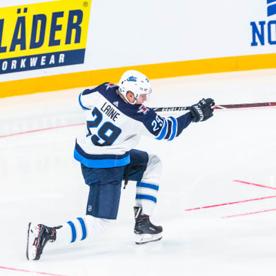 Patrik Laine skjuter knästående