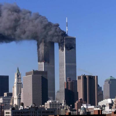Bild på de två tornen som rammades av flygplan i New York i samband med elfte september attackerna. Det ryker från tornen.