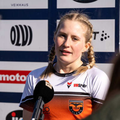 Nathalie Blomqvist blir intervjuad. 