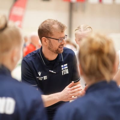 Kuvassa Nikolas Buser, joka valittiin Suomen naisten lentopallomaajoukkueen päävalmentajaksi 19.1.2023.