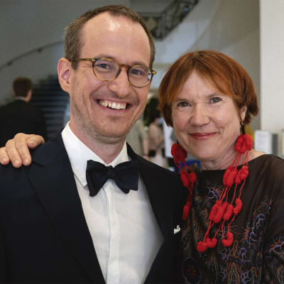 Regissören Juho Kuosmanen och författaren Rosa Liksom på röda mattan i Cannes.