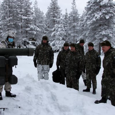 Yhdysvaltain Euroopan ja Afrikan maavoimajoukkojen komentaja, kenraali Christopher G. Cavoli tutustuu talvisodankäynnin kurssiin Sodankylässä tammikuussa 2021.