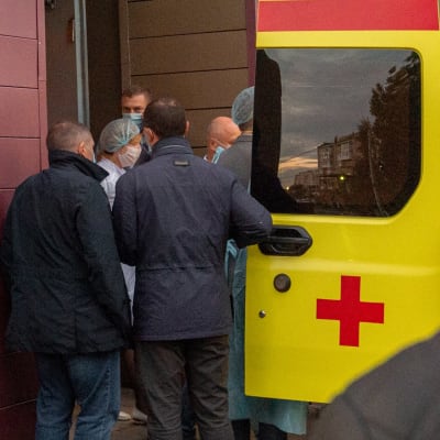 Den här bilden togs i Omsk den 22 augusti 2020 då personal vid sjukhuset där hjälpte ambulanspersonal i samband med transporten av Navalnyj till flyget som sedan tog honom till Berlin. 