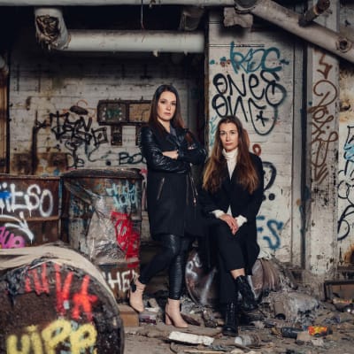Kirjailijat Heidi Holmavuo ja Elina Backman.