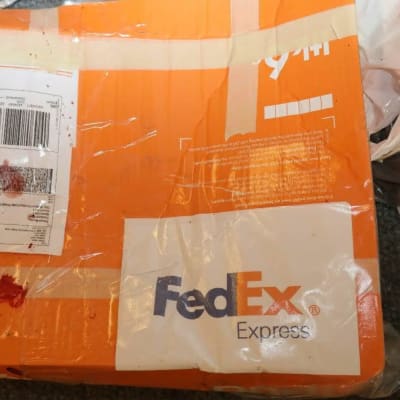Rikospaikalla valokuvattu paketti, jossa on FedExin logo
