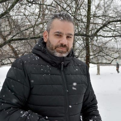Valokuvaaja Wasim Khuzan lumisateessa oululaisessa puistossa.