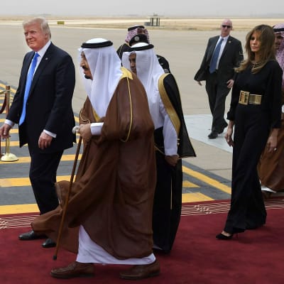 Donald Trump ja Saudi-Arabian kuningas Salman bin Abdulaziz al-Saud lentokentällä Riyadhissa 20. toukokuuta.