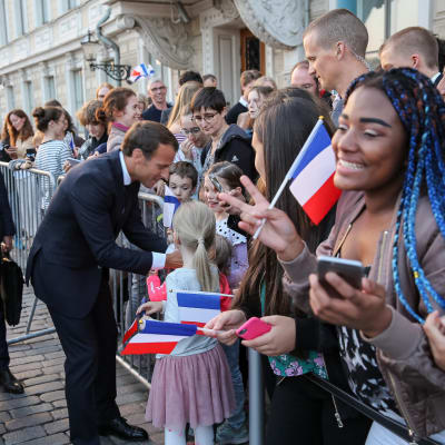 Frankrikes president Emmanuel Macron hälsar på tonåringar från fransk-finska skolan i Helsingfors. 