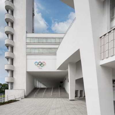 Stadionin tornin viereistä sisäänkäyntiä koristaa edelleen olympiarenkaat. 