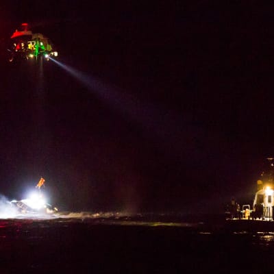Helikopteri nostaa ihmistä karille ajaneesta veneestä Kotkassa 5.12.2020.