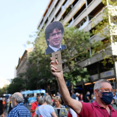 Demonstranter utanför det italienska konsulatet i Barcelona krävde den 24 september 2021 att Carles Puigdemont friges.