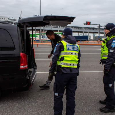 Virolaiset poliisit tarkastavat ajoneuvoja Tallinnan satamassa