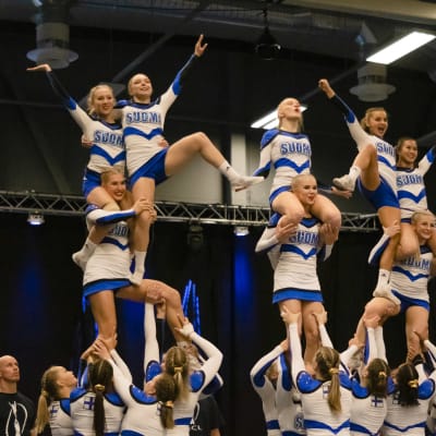 Finlands cheerleadinglandslag tränar.