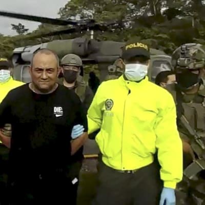 Den colombianska armén visade upp Dairo Antonio Úsuga efter att de landat med honom i Bogotá.