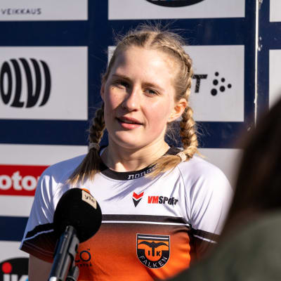 Nathalie Blomqvist blir intervjuad. 