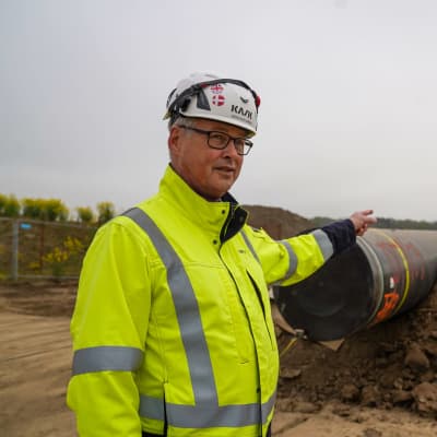 Søren Juul Larsen pekar på en gasledning som inte grävts ner ännu.