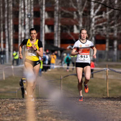 Nathalie Blomqvist löper terräng.