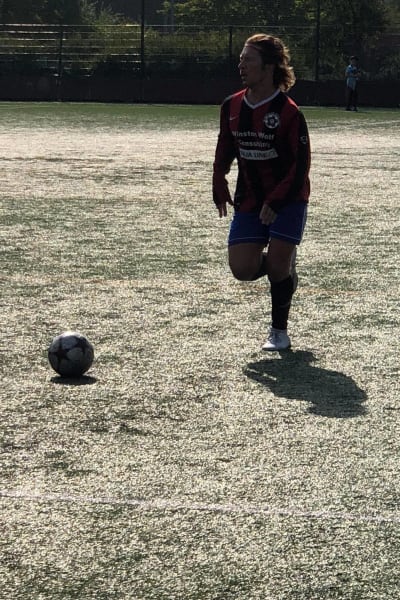 Fabian Silén spelar fotboll.