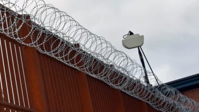 Mur med taggtråd vid fängelset i Vanda.