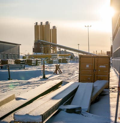 Fennovoiman Hanhikivi 1 -työmaan betoniasemat helmikuussa 2022.