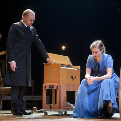 Jukka Puotila och Cécile Orblin i Canth på Finlands nationalteater.