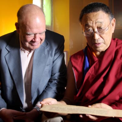 Gene Smith ja Chökyi Nyima Rinpoche tutkimassa käsikirjoitusta