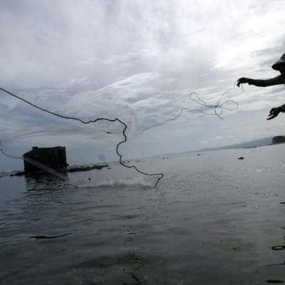 En man fiskar i Indonesien.