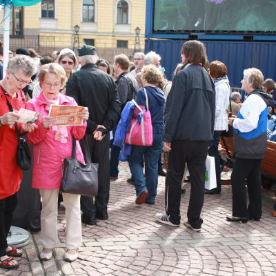 Besökare på Popup Österbotten på Senatstorget i Helsingfors.