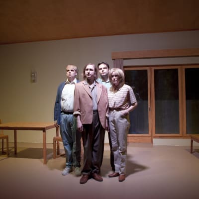 Q-teatterin Tavallisuuden aave. Antti Heikkinen, Ylermi Rajamaa, Pyry Nikkilä ja Laura Birn