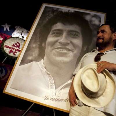 Vänsteraktivister höll en minnesstund för den mördade sångaren Victor Jara i Santiago de Chile år 2009