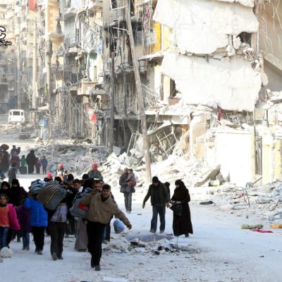 Syriska familjer lämnar sönderbombade kvarter i östra Aleppo 29.11.2016