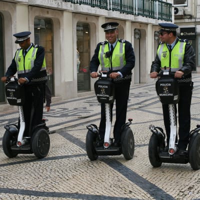 Poliser i Lissabon åker ståhjuling.
