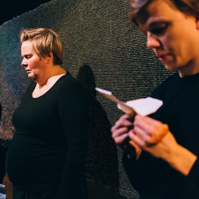 Foto från Miten kävi ja terveisiä på Teater Takomo.