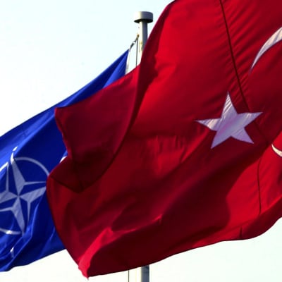 Turkin ja Naton liput liehuvat.