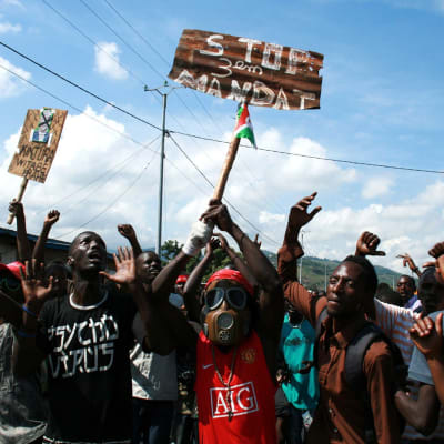 Demonstranter protesterar i Bujumbura, Burundi mot att president Pierre Nkurunziza ställer upp för omval för tredje gången.