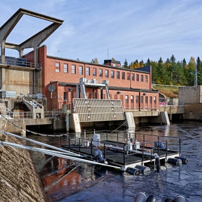 Kelluva kalatie on vesivoimalan alapuolella. Järjestelmästä lähtee putkia ohi voimalan.