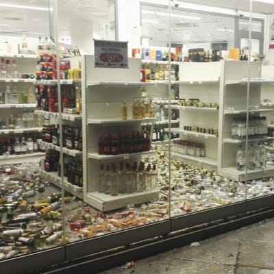 Mängder av alkoholdrycker har fallit ner från hyllorna i en butik på Kos efter en jordbävning.